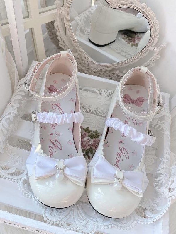 Milchweiße Lolita Mary Janes mit Schleife, Herzschnalle und Spitzendetails