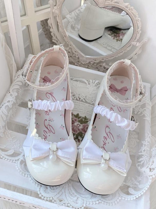 Milchweiße Lolita Mary Janes mit Schleife, Herzschnalle und Spitzendetails