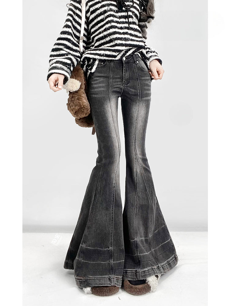 グレーのローウエストフレアシルエットジーンズ