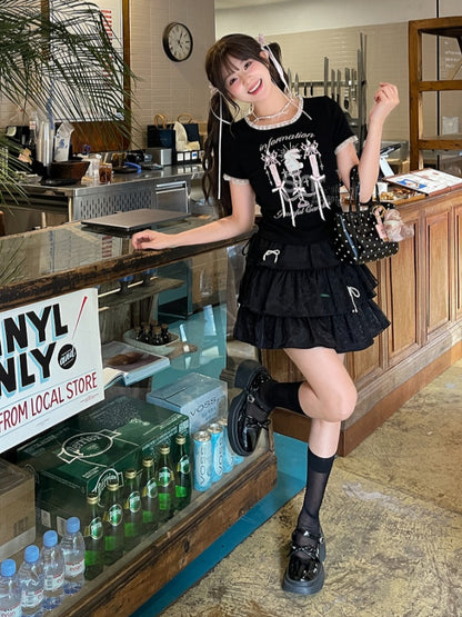 ブラック スクエアネック キャンドルスティックプリント ドローストリングヘム レーストリム Tシャツ