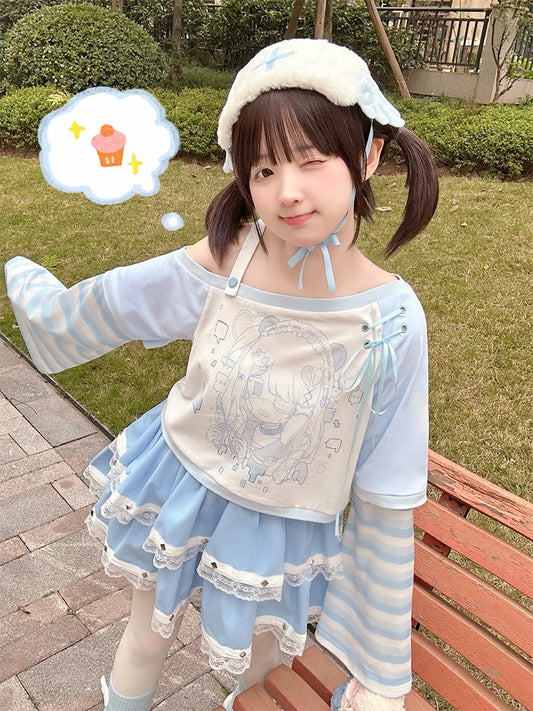 Blau-weißes Top mit asymmetrischem Ausschnitt und gestreiften Glockenärmeln