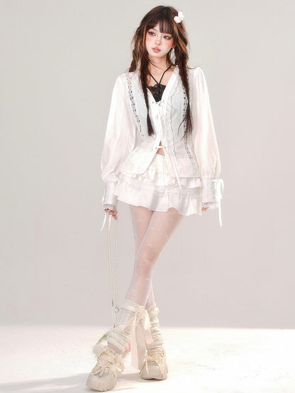 Weiße Spitzenbluse mit Schnürleiste und V-Ausschnitt und Ballonärmeln