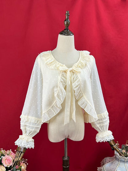 Aprikosenfarbenes Oberteil mit Volantbesatz, Knopfleiste und selbstbindendem Ausschnitt und langen Ärmeln