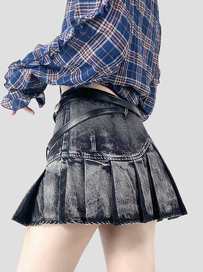 ウエストベルトがカワイイ、ダブルブラックのほろ苦いプリーツスカート