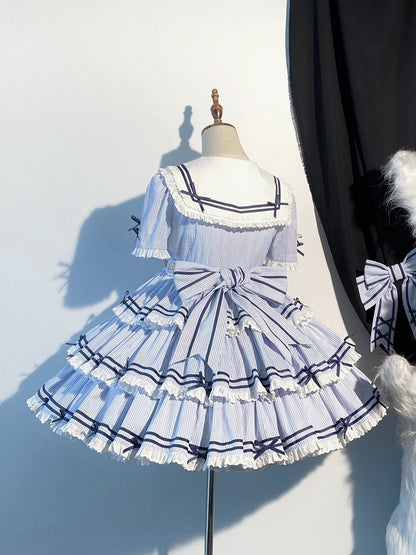 Gestreiftes blaues Sommerkleid mit abnehmbarem Ärmel-Lolita-Kragen, kurzes Matrosenkleid