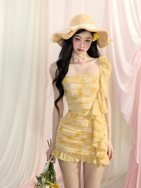Gelbes, figurbetontes Minikleid mit kaskadierendem Rüschenbesatz und gerafftem Design