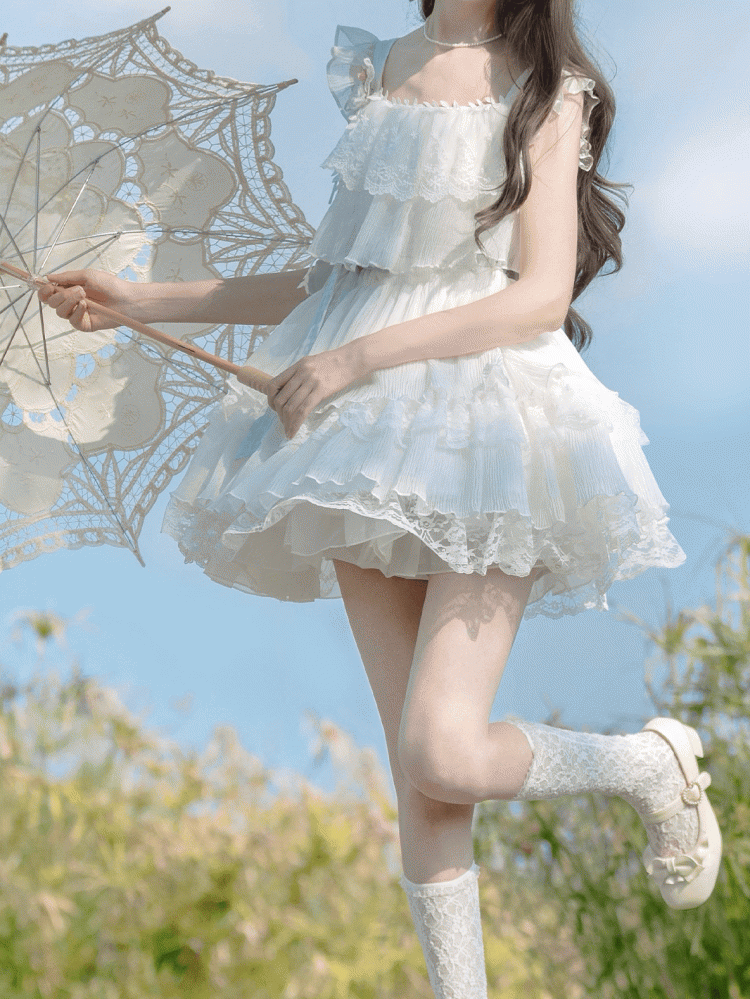 Süßes weißes Kleid mit gestufter Spitzenverzierung und Flatterärmeln