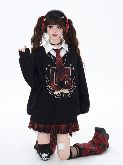 Schwarzes, adrettes, zweiteiliges, lockeres Sweatshirt mit rot karierter Krawatte