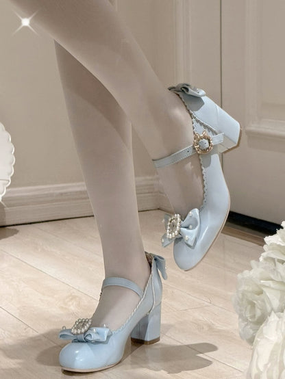 ラウンドメリートゥ、ロリータラインストーンとディテールがあしらわれたリボン結びのジェーンズビーズのブルーシューズ