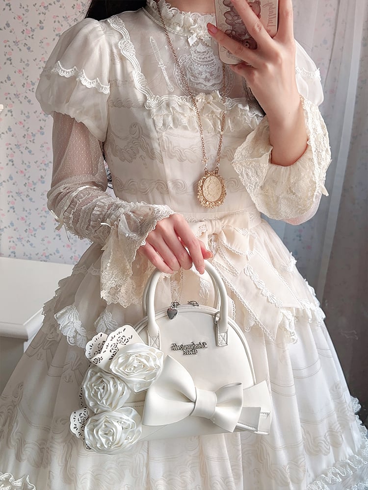 大きなクリーミーな蝶結びのシェルホワイトローズバッグ