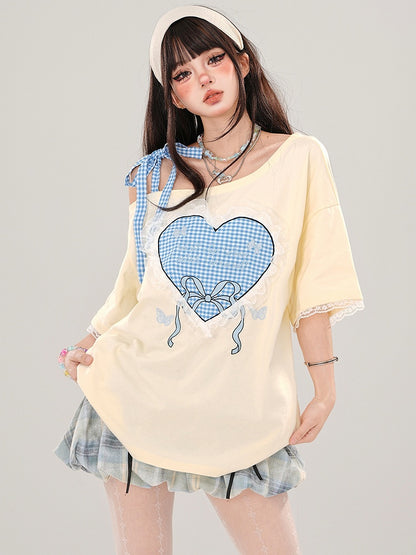 ミルクイエロー/ピンク チェック柄 ハートプリント アシンメトリーネックライン レーストリム Tシャツ