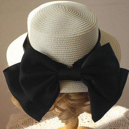 Strohhut mit großer Schleife