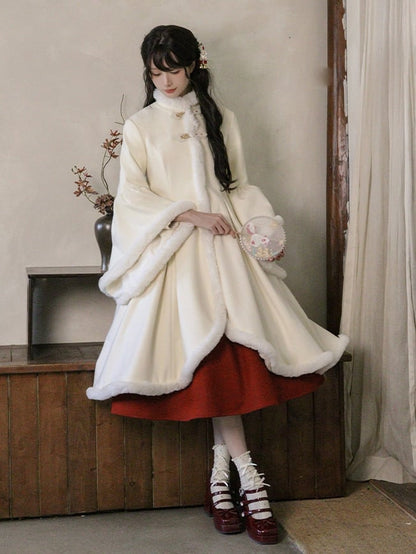 オフホワイトのフリース裏地付きウールコート（プラッシュトリム）