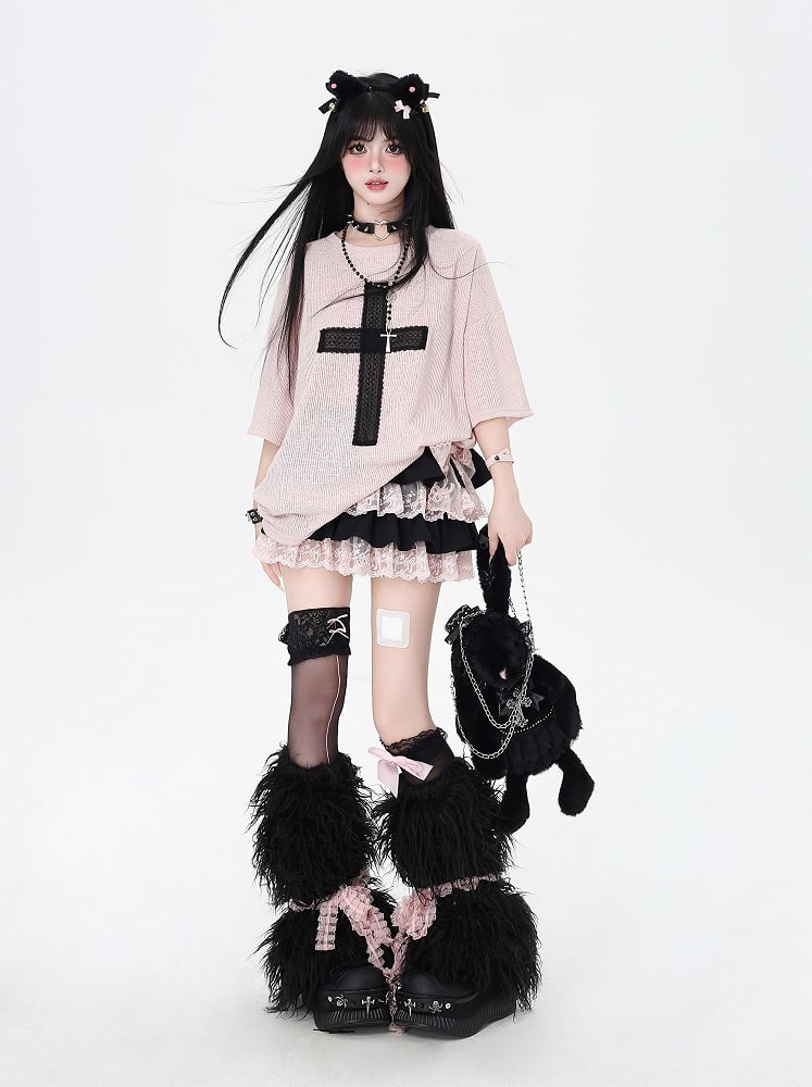 ピンクのレーストリム、黒の伸縮性のあるティアードスカート、ウエストはY2Kコントラスト