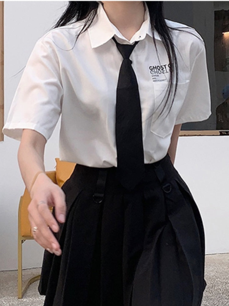 Weißes, adrettes JK-Uniform-Hemd mit schwarzer Krawatte