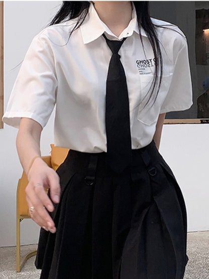 Weißes, adrettes JK-Uniform-Hemd mit schwarzer Krawatte