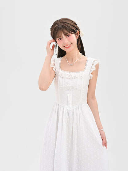 Elegantes weißes Kleid mit quadratischem Ausschnitt, flatternden Ärmeln, ärmelloser Spitze und Schleife zum Selbstbinden