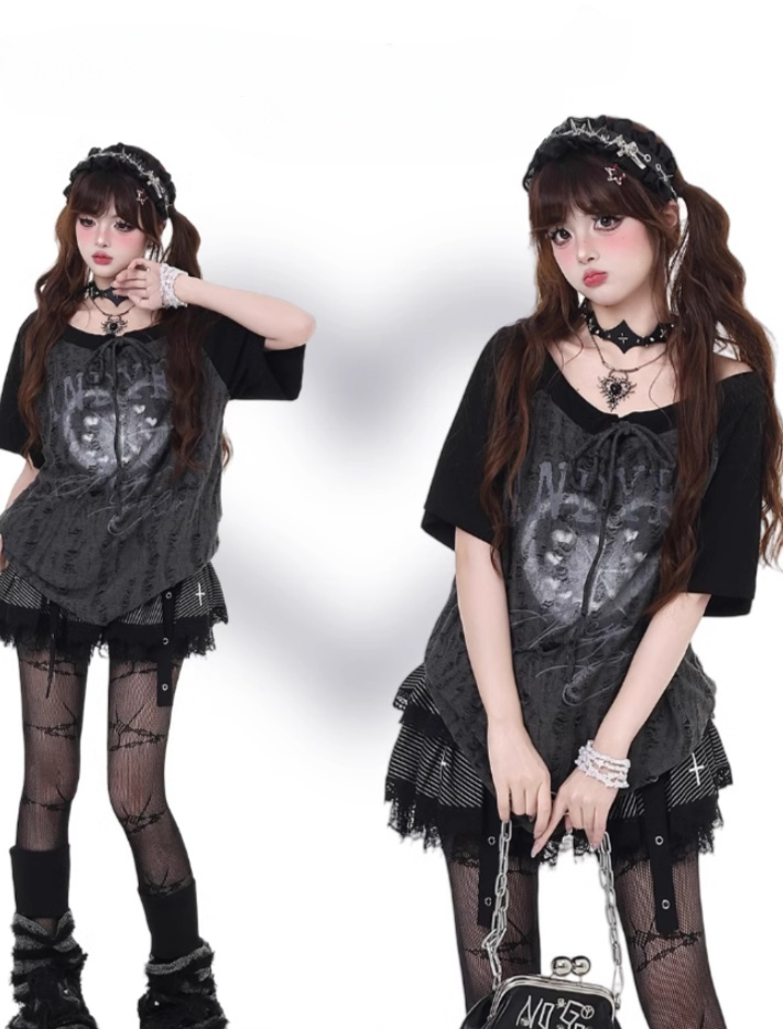 グレーのネックライン、ダメージ加工の穴、カラーブロックデザイン、セルフタイストラップ、ブラックとグラフィックのTシャツ