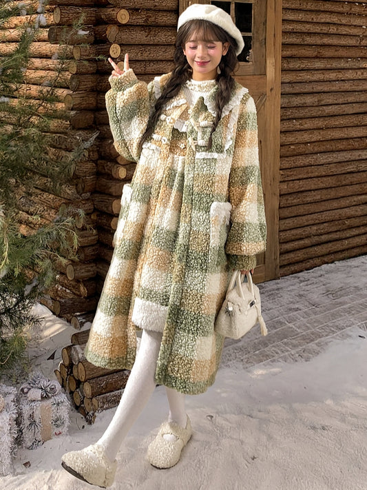 グリーンのポロカラー、レーストリム、チェック柄フリースコート