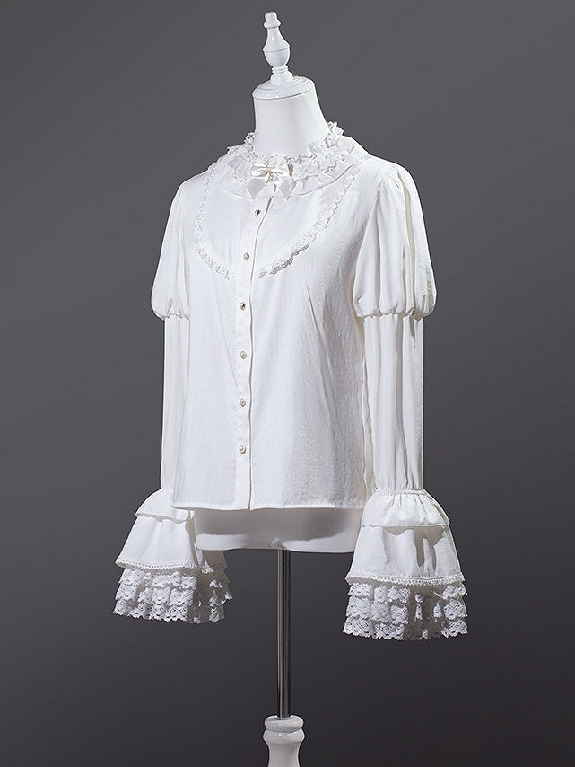 Weiße Lolita-Bluse mit Rüschenausschnitt, gestuftem Spitzenbesatz und Glockenärmeln