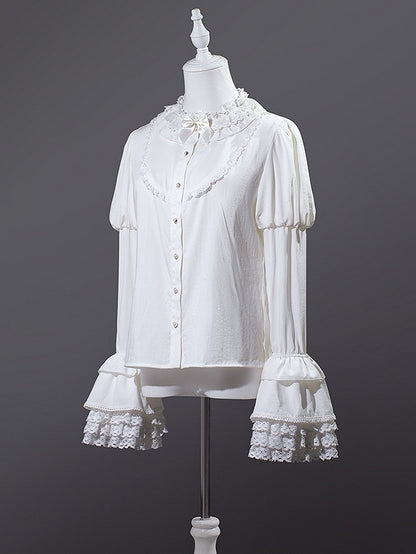 Weiße Lolita-Bluse mit Rüschenausschnitt, gestuftem Spitzenbesatz und Glockenärmeln