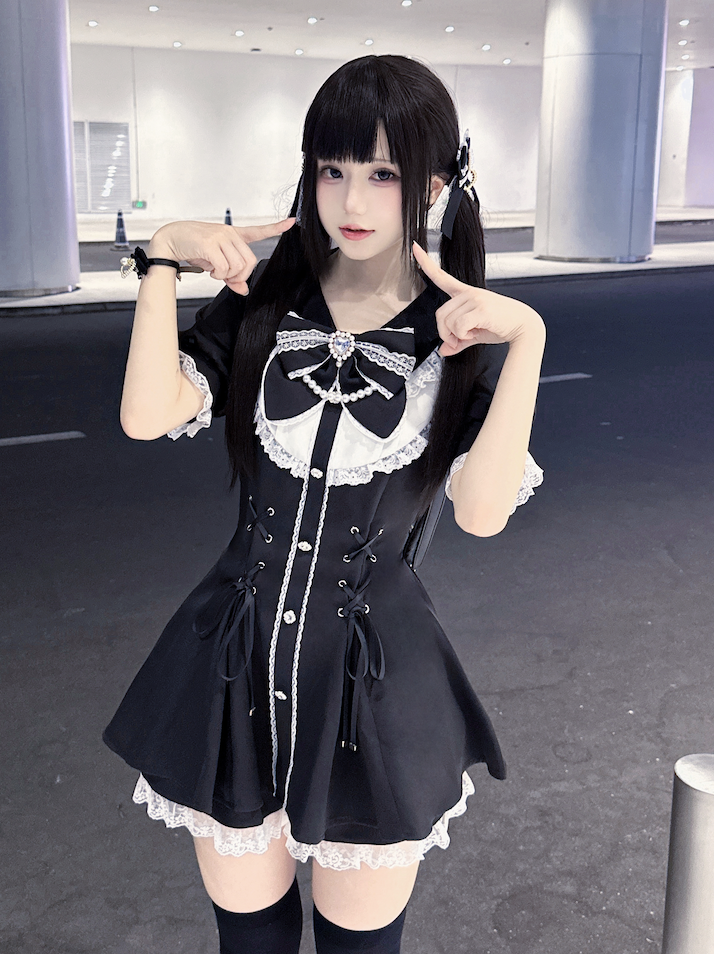 ジライ装飾ケイセット ホワイトレースアップウエストラインストーンミニドレス+ショーツ ブラックディテール