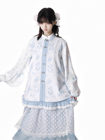 白い花柄のバンドカラー、ノットボタンスタイルのロココ調ブルーのチャイナドレスブラウス