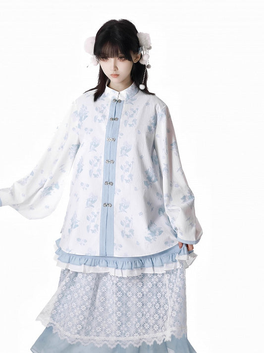 白い花柄のバンドカラー、ノットボタンスタイルのロココ調ブルーのチャイナドレスブラウス