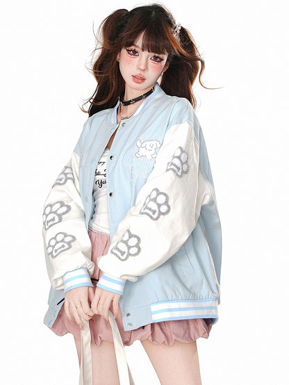 背中にブルー/ピンクのかわいい子犬のアップリケが付いたベースボールジャケット