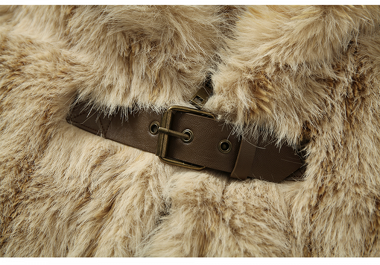 愛らしいウサギの耳が付いた黄色のシャギーコート