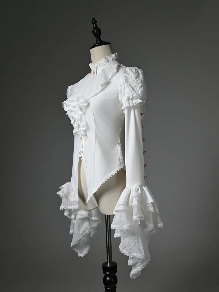 Chemise blanche asymétrique à manches longues, col jabot et ourlet à volants.