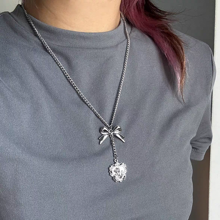 Halskette mit Schleifenanhänger in Silber