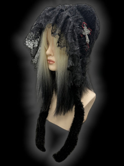 Gothic Strickmütze mit schwarzen Nieten und Spitzenbesatz und Kreuzanhänger