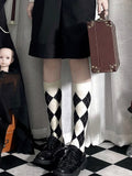 Weiße Kalbssocken und schwarze Diamantmustersocken