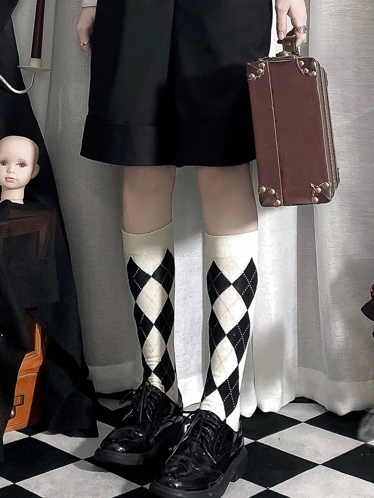 Weiße Kalbssocken und schwarze Diamantmustersocken