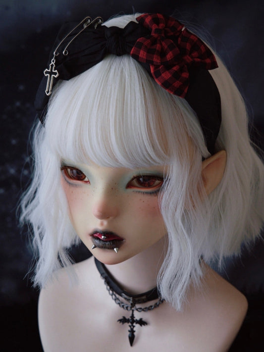 Kreuzdetails Charm KC und Bowknot Pins mit Schwarz