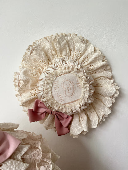 クリーム色のピンクの蝶結びで飾られた帽子