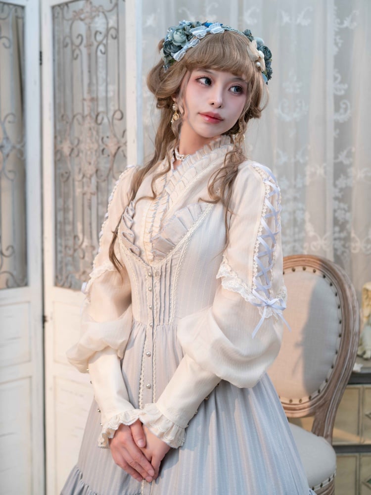 ベージュとブルーのフリルクロスオーバーネックライン長袖シャツ