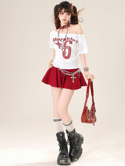 Buchstaben-T-Shirt mit Stern- und Glamour-Print, Ausschnitt in Weiß und Rot und asymmetrische Zahl