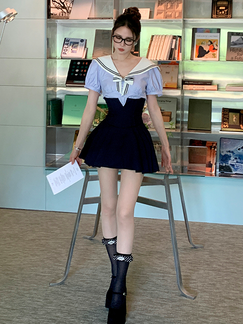 Gemusterte Kalbssocken mit Polka-Dots in Schwarz/Weiß mit Schleife