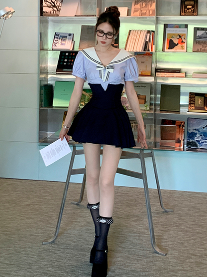 Gemusterte Kalbssocken mit Polka-Dots in Schwarz/Weiß mit Schleife