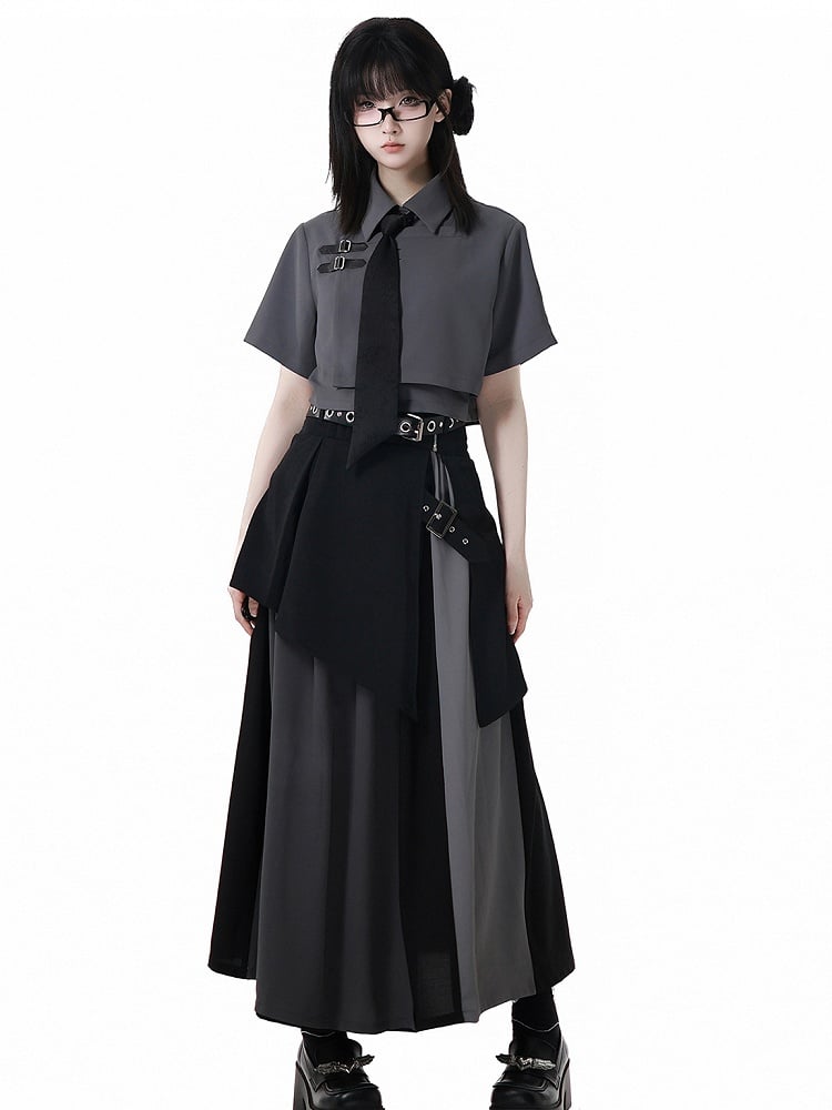 チャイナドレススタイルの半袖クロップドシャツ、レザーバックル、ホワイト/グレーのネクタイ付き