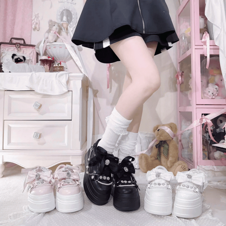Plateau-Schleife, Jirai-Oberteil, Kettendetail, Strasssteine, klobige Sneakers, weiße Kei-Perlen
