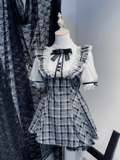 Jirai Kei Set mit kurzen Puffärmeln, Shorts, weißem Oberteil – kariert/grau, karierter Ausschnitt, Illusion, schwarz und in