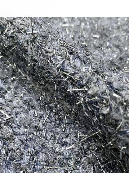 Grauer Strickpullover mit V-Ausschnitt und Schal