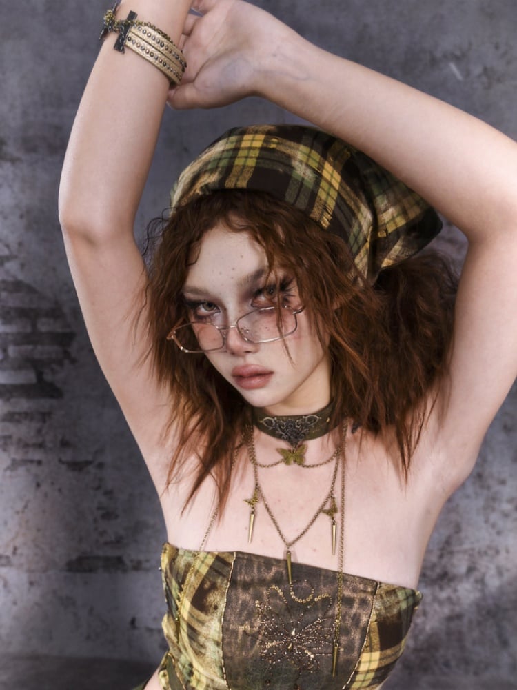 Grünes Choker mit Schmetterlingsanhänger und Kette