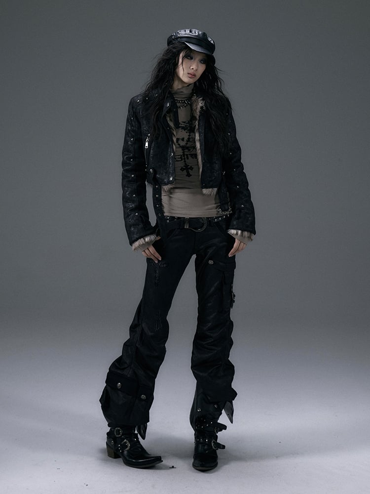 Schwarze Cargohose mit niedriger Taille und schmaler Passform und ausgestelltem Bein