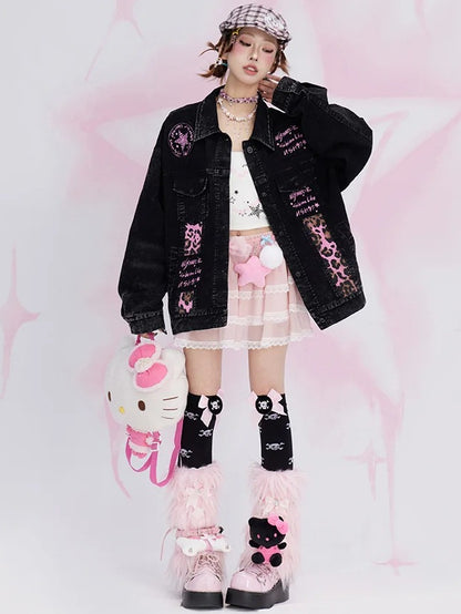 Jeansjacke mit verblasstem Waschung und schwarzen Buchstaben-Print und Leoparden-Patches