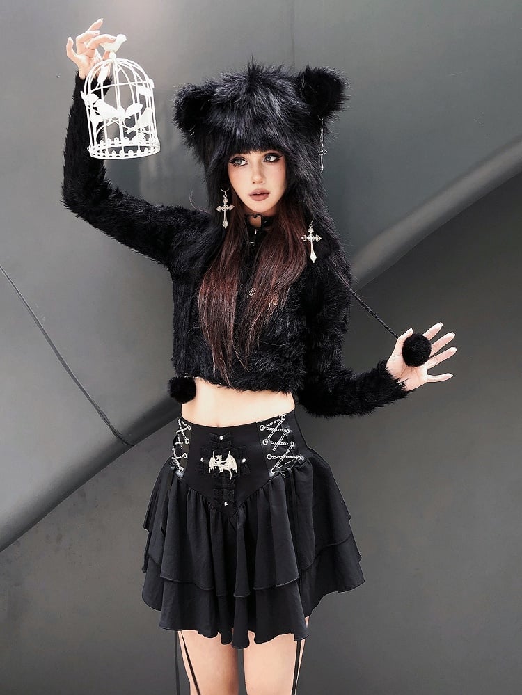 Punk-Plüschmütze mit schwarzen Tierohren und flauschigen Pompons