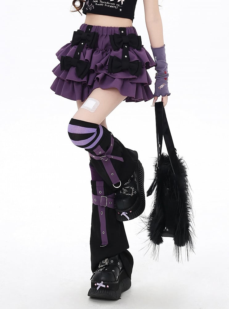 ストラップレッグウォーマー、黒の蝶結び、裏地付き紫のティアードスカート、クロス